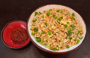Burnt garlic fried rice with chicken