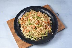 Veg Hakka Noodles [750 Ml]
