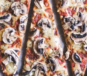 Mushroom Chilly Garlic Pizza Al Olio Pepeperoncino [ San Marzano Spicy Tomato Sauce,basil,herbs ]