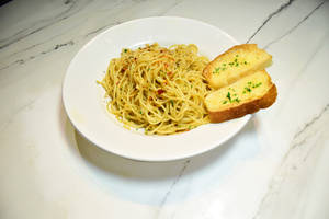 Aglio Olio E Peperoncino + Garlic Bread