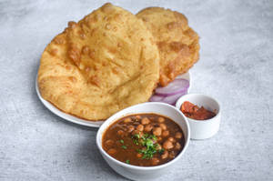 Chole bhatura 2 pieces