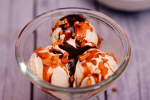 Hot Chocolate Fudge Sundae (jumbo)