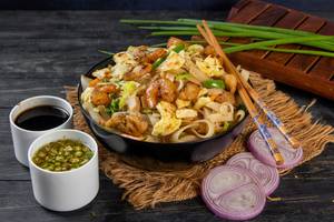 Mix Flat Noodles (egg, Chicken And Prawns)