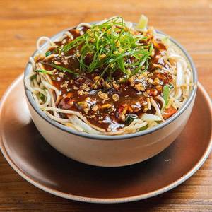 Veg Hakka Noodles Bowl With Manchurian Gravy