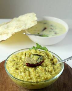 Sadi khichdi with kadhi