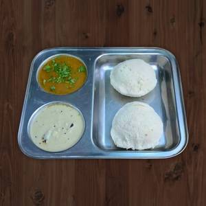 Idli [2 Pieces] with Sambar and Coconut Chutney