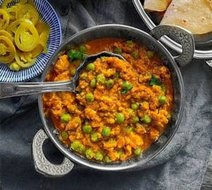 Bhuna Chicken Keema Matar(semi Dry)
