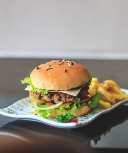 Four Season Burger With Chips 