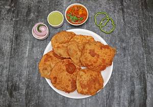 6 Poori With Aloo Sabji