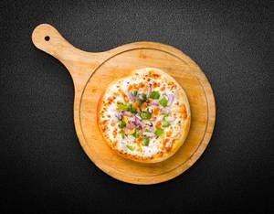 Spicy fresh veggie pizza with extra cheese