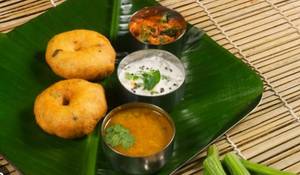 Idli (2 Pcs) Vada (1 Pc) (Served With 2Chutneys+Sambar)