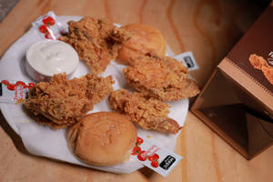 4 Pcs Chicken Combo + 1 Kuboos + Mayonnaise Dip