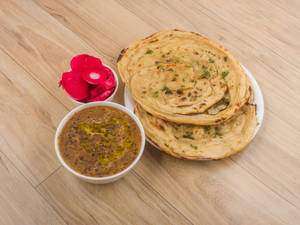 Dal Makhani + 2 Laccha Paratha