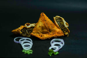 Jodhpuri Pyaaz Samosa