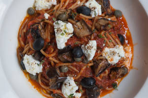 Spaghetti With Tomato Sauce & Aubergine { Organic Semolina }(v)