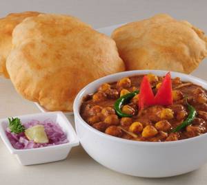 Paneer chole bhature [3 pieces]