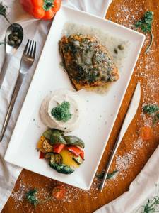 Grilled Salmon With Creamy Dill Sauce