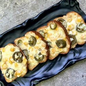 Cheese Garlic Bread With Corn & Jelapeno