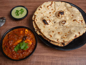 Kadai Paneer [Full] + Tandoori Butter Roti [2] + Green Salad