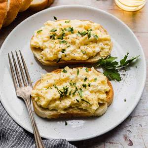 Scrambled Eggs With Toast