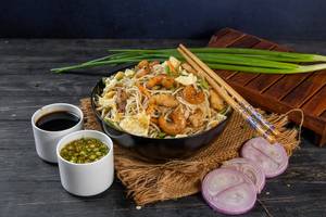 Mix Hakka Noodles (egg, Chicken And Prawns)