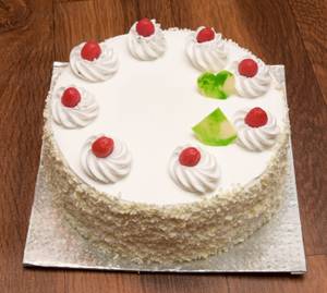 White Forest Pastry 1kg (cool Cake)
