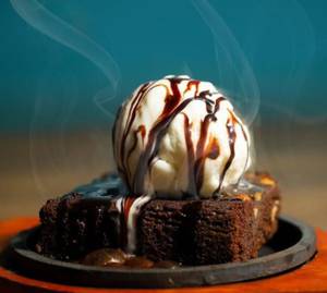 Brownie with Chocolate Sauce (90 gms)