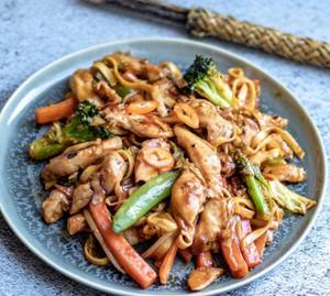 Egg noodles and chicken chilli