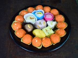 Mixed Shondesh (500gms) + Motichoor Laddu (500gms)
