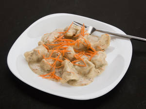 Bechamel Veg Momos Tossed In White Italian Sauce 