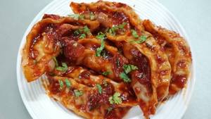 Chicken Momos In Schezwan Sauce [6 Pcs]