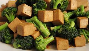 Crisp Greens Delight: A Broccoli Tofu Stir-fry