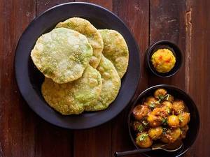 Koraishutir Kochuri (3 Pcs) With Alur Dom