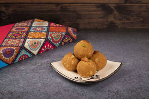 Dry Fruit Besan Laddu