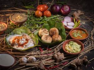 Ghee Litti [2 Pieces] With Dry Litti [2 Pieces] And Dahi Vada [1 Plate, 2 Vada]