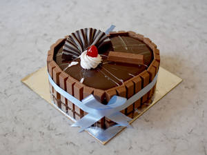 Eggless Heart Shape Full Chocolate Kit Kat Cake