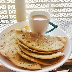 Mix Veg Paratha With Curd And Garlic Chutney
