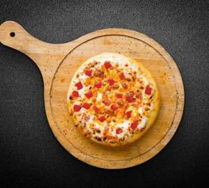 Corn and tomato pizza