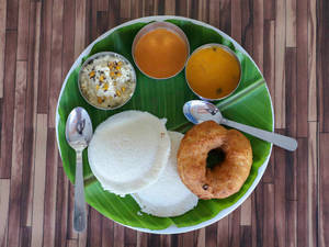 Plate idli vada
