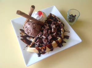 Kitkat Waffle + 150ml Icecream