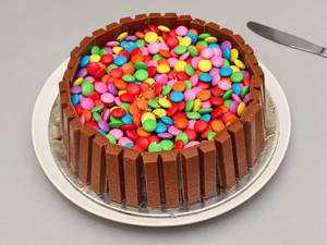 Kitkat Gems Chocolate Cake (Half kg)