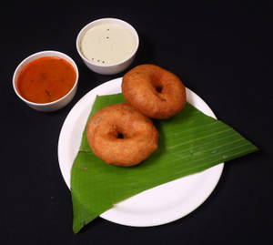 Medu Vada (With Sambar & Chutney)