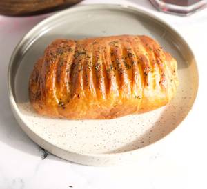 Minced chicken and herbed stuffed croissant