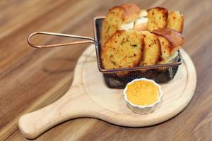 Garlic Bread With Cheese Dip