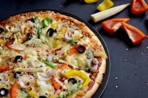 Capsicum onion pizza
