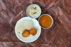 Idly [2 Pieces] + Onion Bonda [2 Pieces] Combo