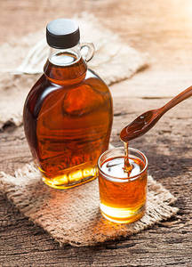 Maple syrup or caramel sauce