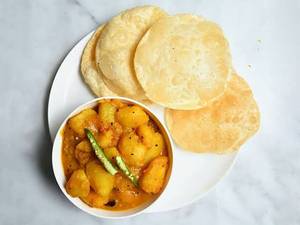 Luchi (4 Pcs) With Alur Dom