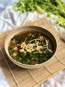 Roasted Garlic And Spinach Soup With Crispy Noodles