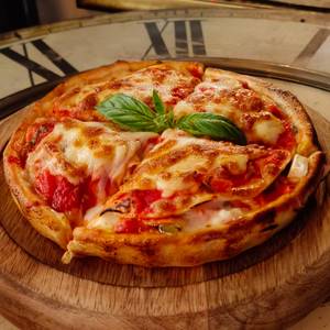 Deep Dish Margherita Pizza